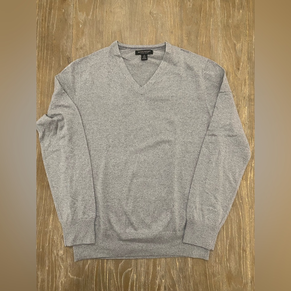 Men’s Banana Republic V-neck Sweater Size Medium